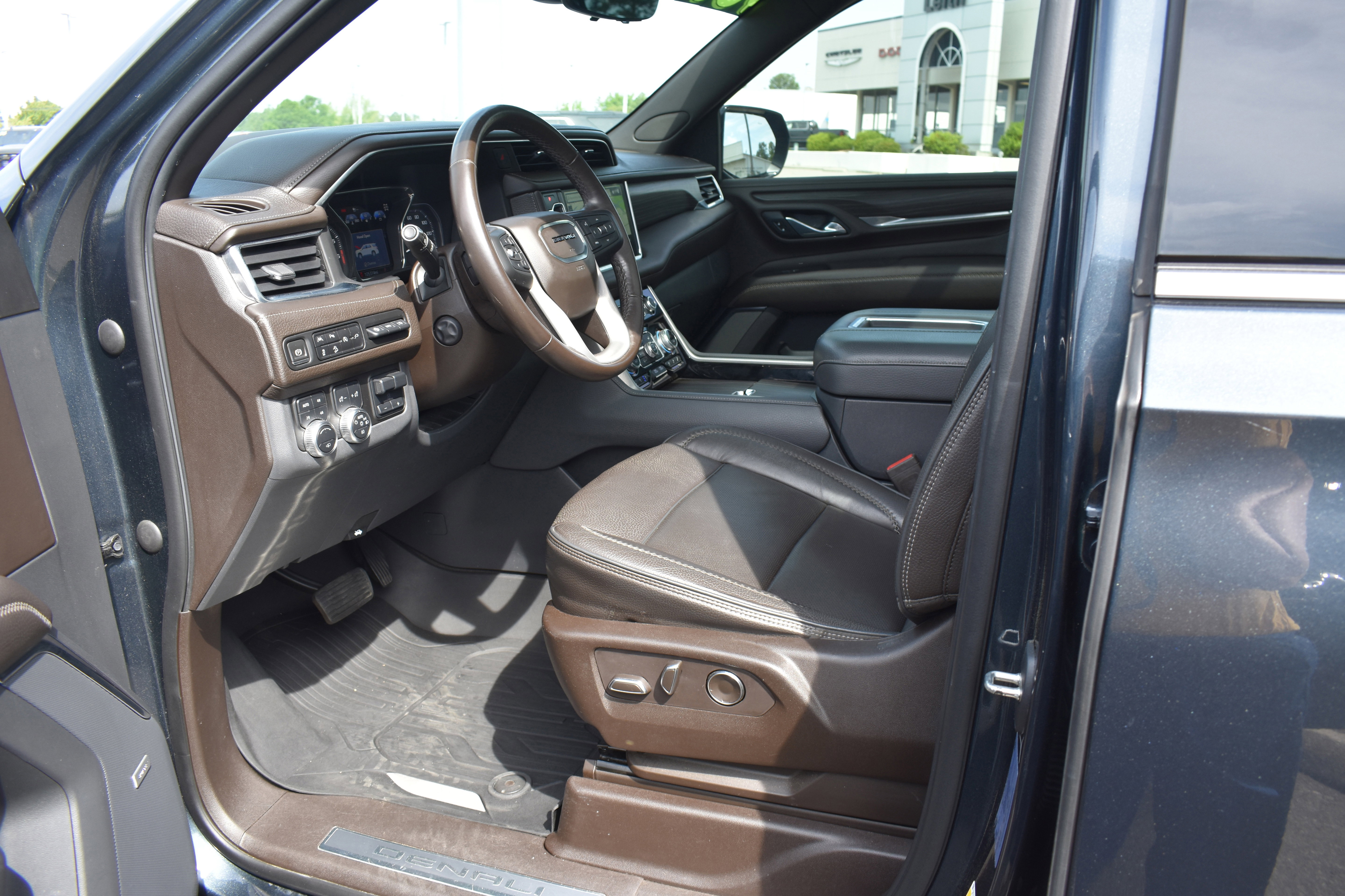 Used 2021 GMC Yukon XL Denali w/ Denali Ultimate Package AWD/4WD image 25