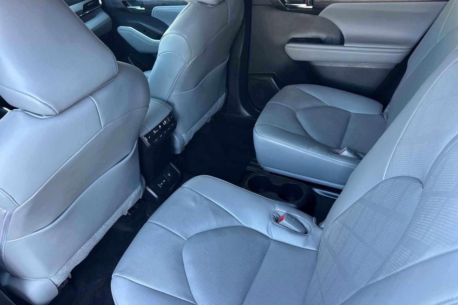 Used 2022 Toyota Highlander Platinum FWD image 12