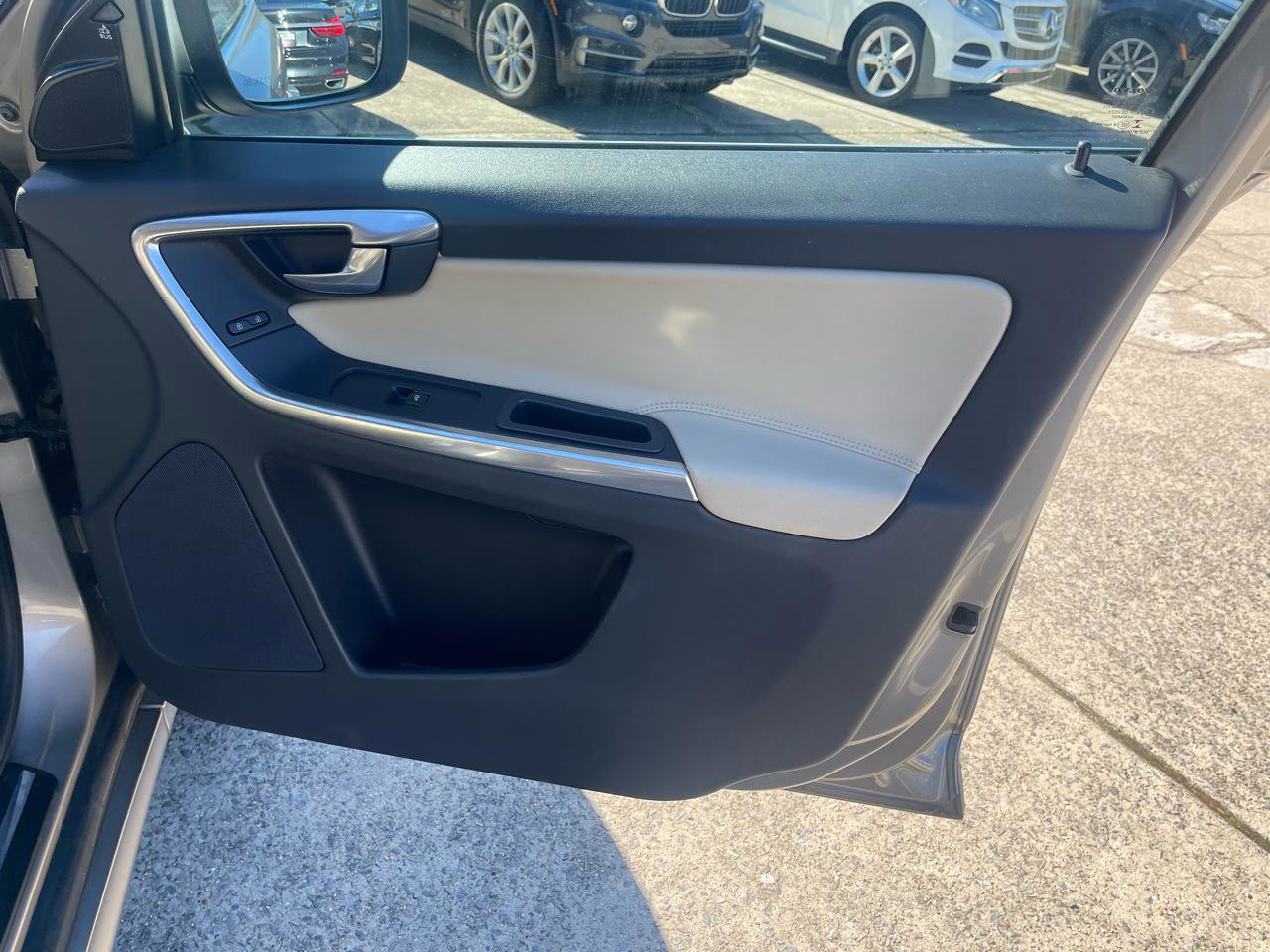 Used 2016 Volvo XC60 T5 Premier w/ Protection Package image 17