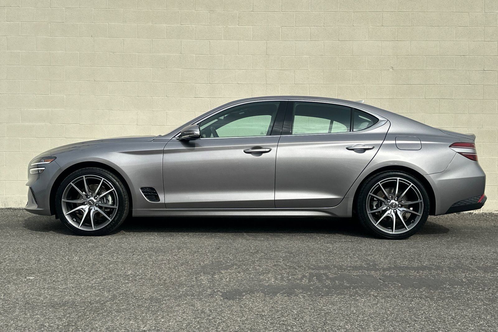 Used 2023 Genesis G70 2.0T image 7