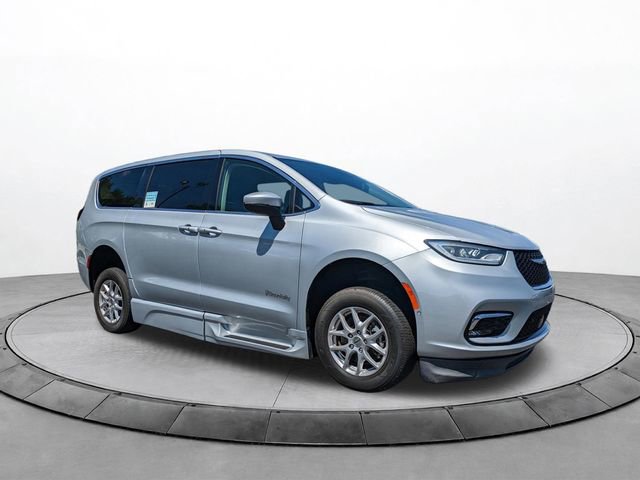 Used 2023 Chrysler Pacifica Touring-L FWD image 2