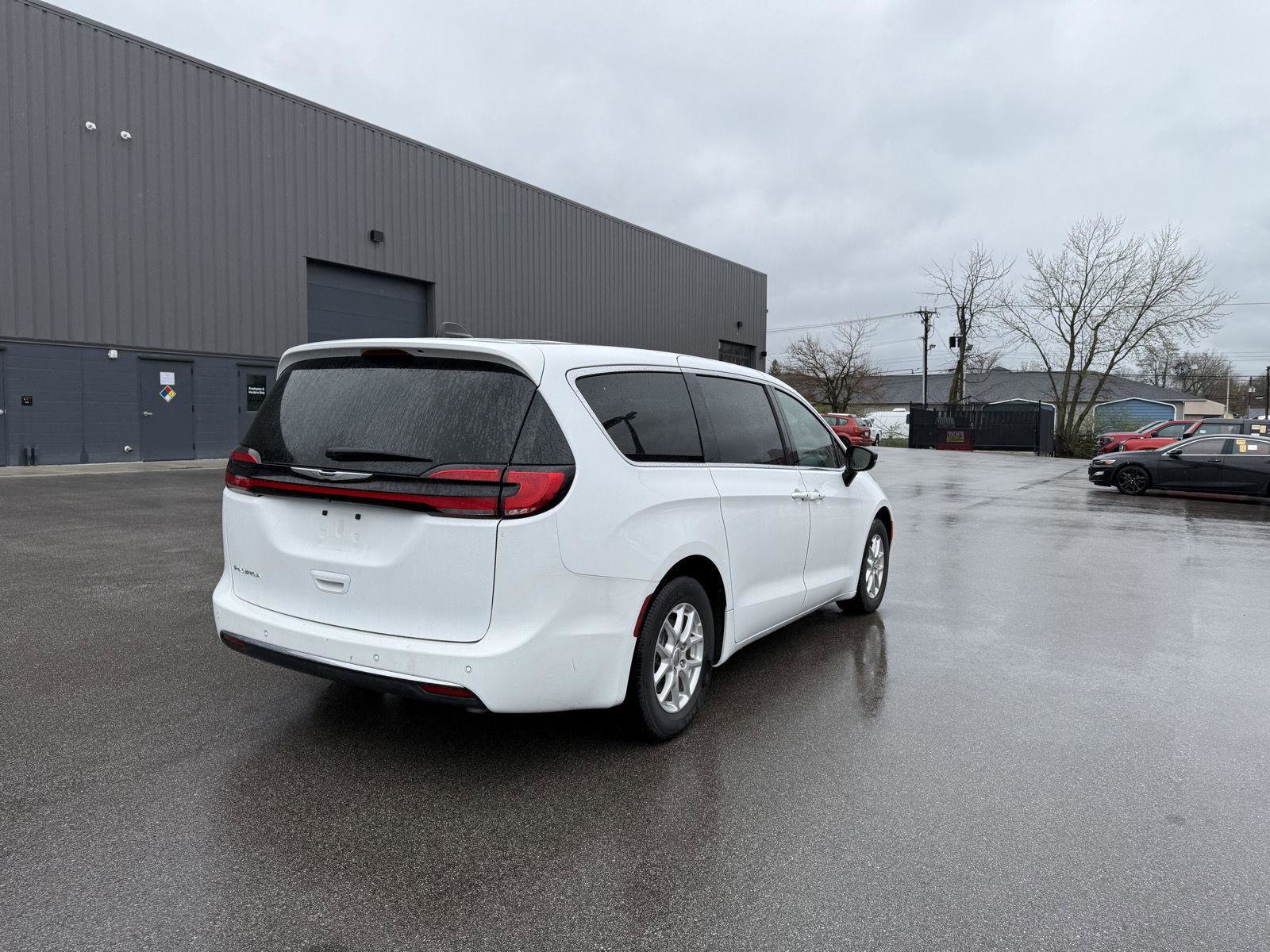 Used 2025 Chrysler Pacifica Select FWD image 3