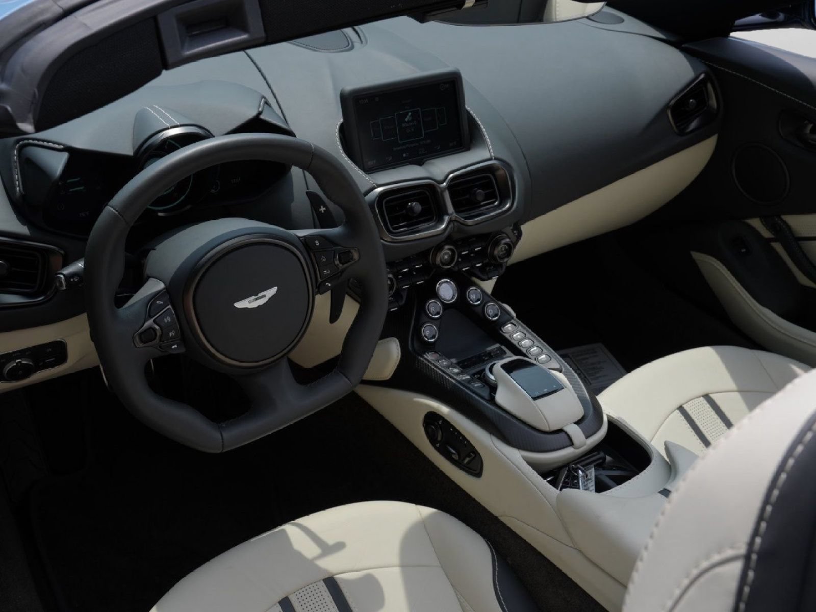 Used 2023 Aston Martin V8 Vantage Roadster RWD image 13