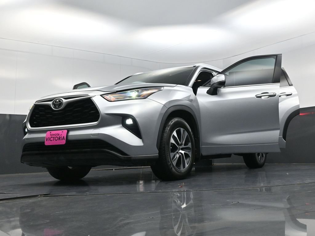 Used 2021 Toyota Highlander XLE image 31