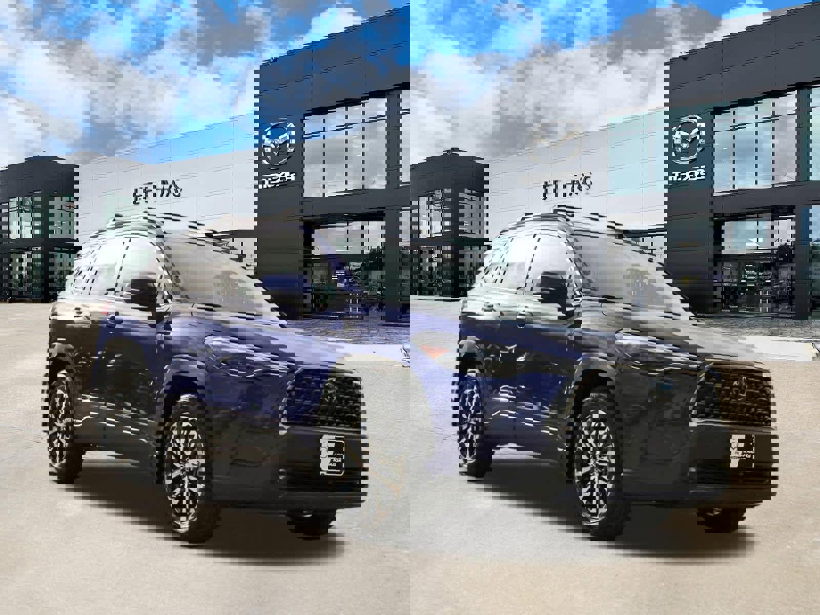 Used 2024 Toyota Corolla Cross XLE w/ Convenience Package image 4