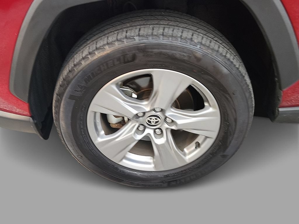 Used 2025 Toyota RAV4 XLE AWD/4WD image 8