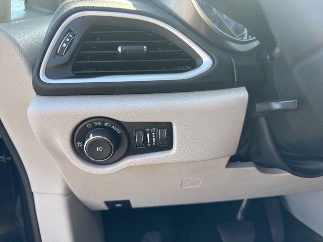 Used 2023 Chrysler Pacifica Touring-L FWD image 25