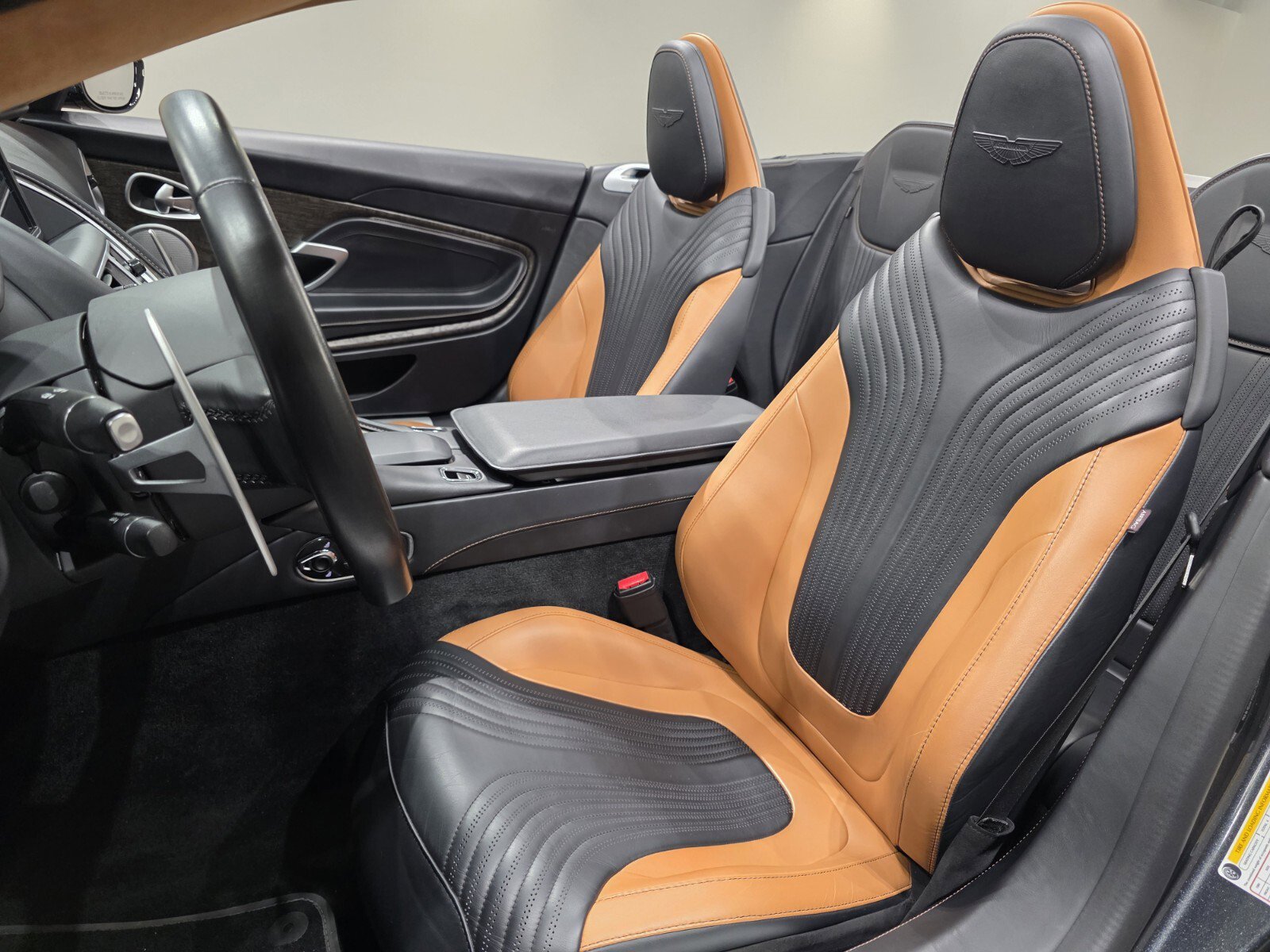 Used 2022 Aston Martin DB11 Volante RWD image 12