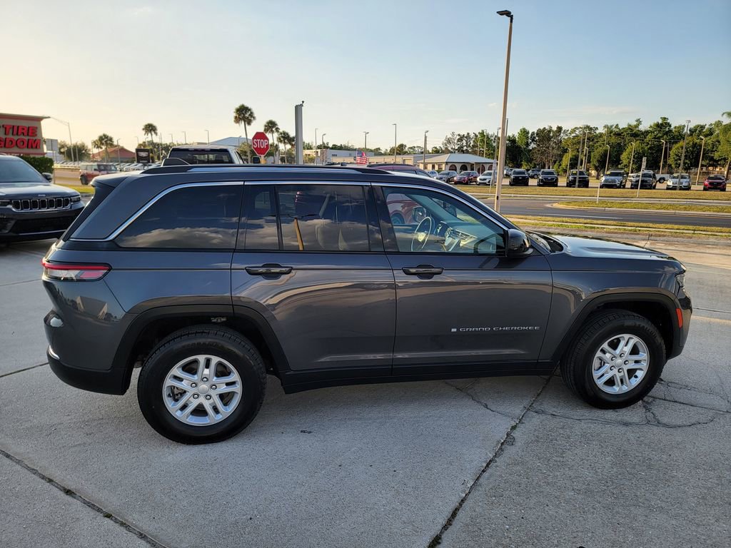Used 2024 Jeep Grand Cherokee Laredo image 6