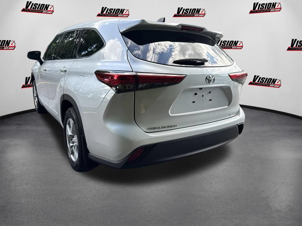 Used 2022 Toyota Highlander LE AWD/4WD image 7
