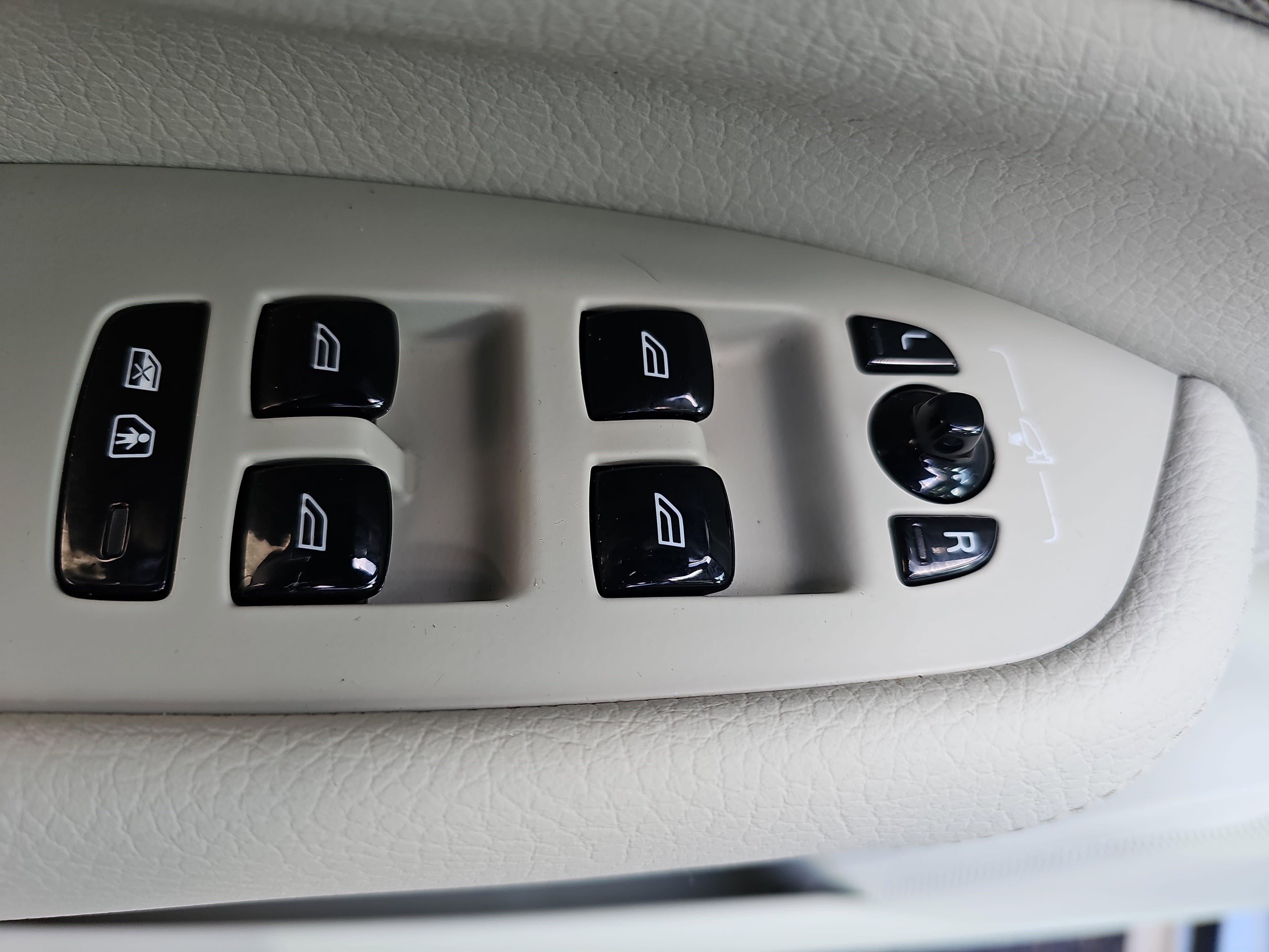 Used 2022 Volvo XC90 T6 Momentum w/ Climate Package image 28