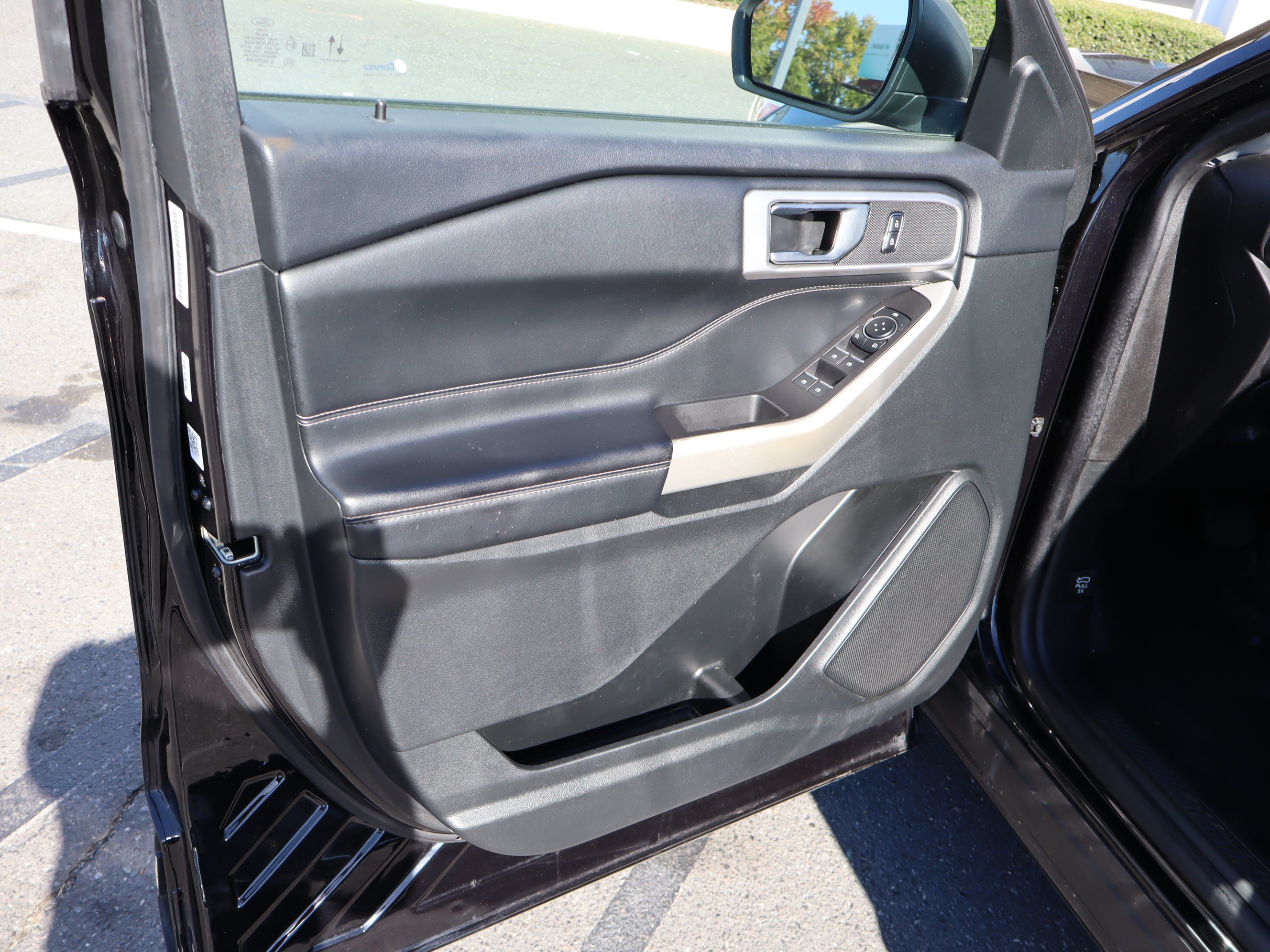 Used 2023 Ford Explorer XLT w/ Equipment Group 202A AWD/4WD image 15