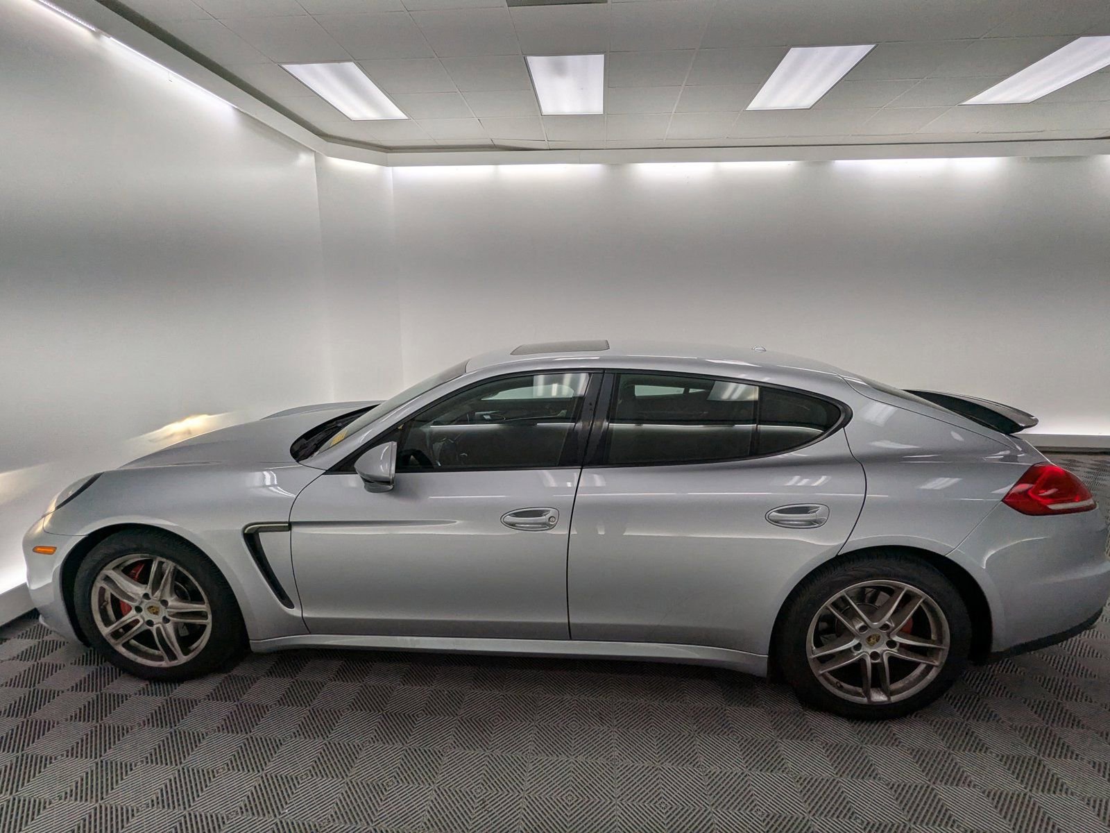 Used 2015 Porsche Panamera 4 image 2