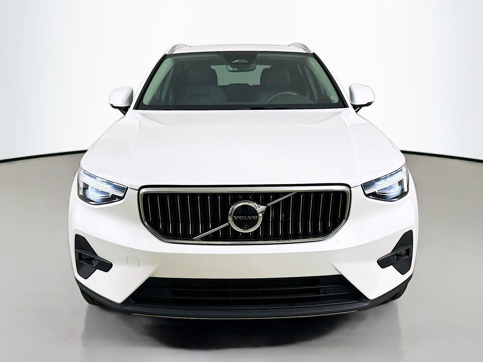 Used 2024 Volvo XC40 B5 Plus w/ Climate Package AWD/4WD image 2
