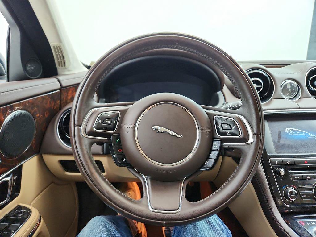 Used 2015 Jaguar XJ AWD image 18