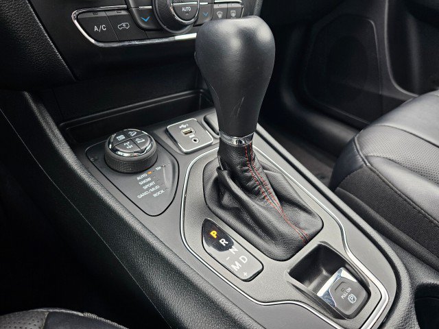 Used 2022 Jeep Cherokee Trailhawk w/ Premium Leather Package AWD/4WD image 36