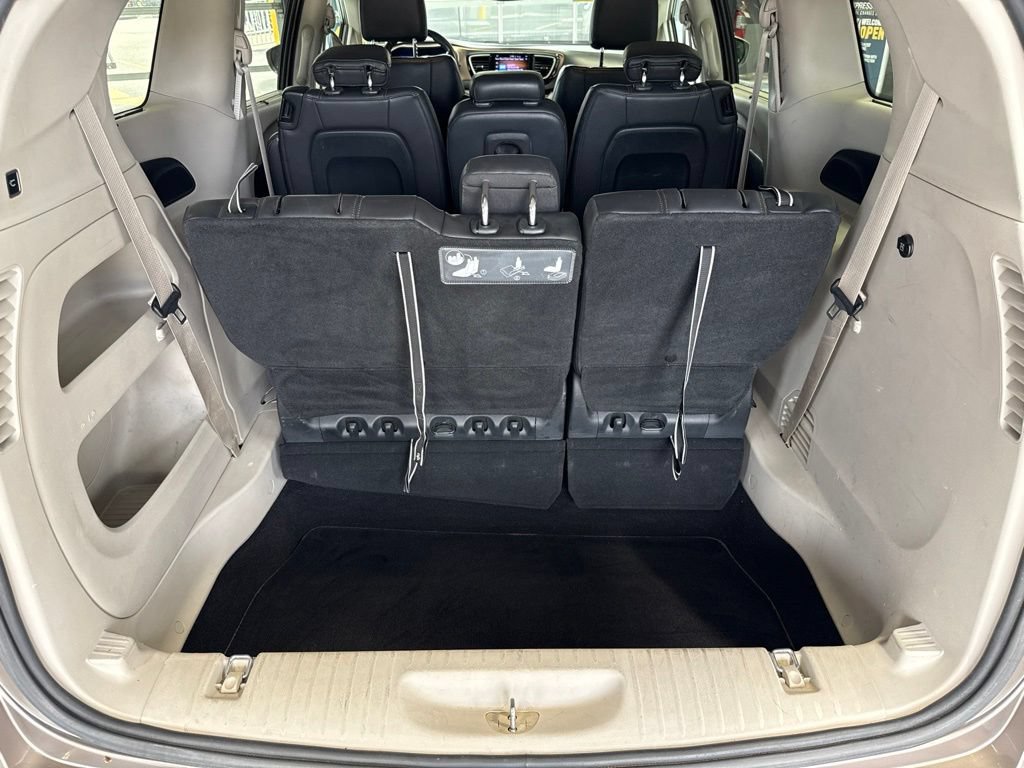 Used 2017 Chrysler Pacifica Touring-L FWD image 9