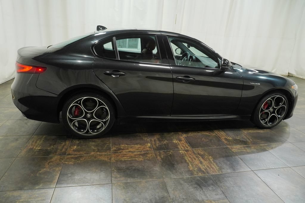 Used 2023 Alfa Romeo Giulia Veloce AWD/4WD image 4