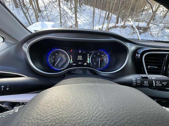 Used 2024 Chrysler Pacifica Touring-L image 12