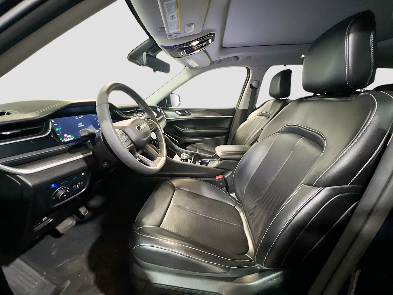 Used 2023 Jeep Grand Cherokee 4WD 4xe w/ Luxury Tech Group II image 16