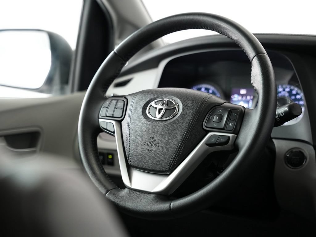 Used 2020 Toyota Sienna XLE w/ XLE Navigation Package FWD image 11
