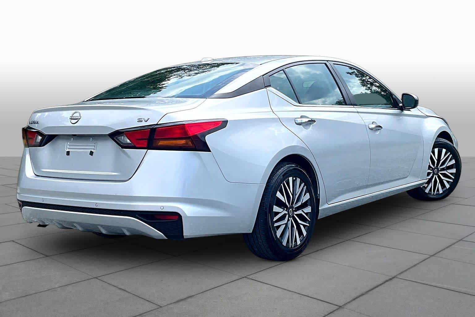 Used 2024 Nissan Altima 2.5 SV FWD image 13
