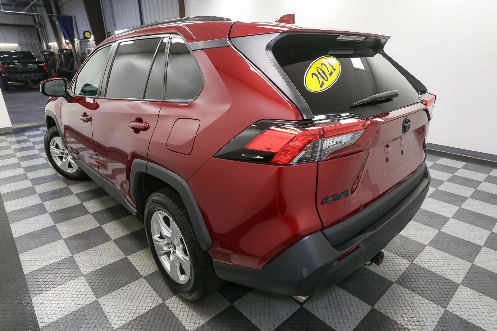 Used 2021 Toyota RAV4 XLE AWD/4WD image 9