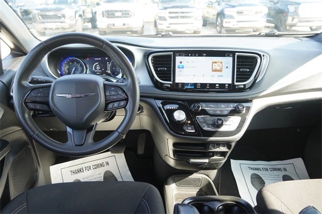 Used 2022 Chrysler Pacifica Touring image 17