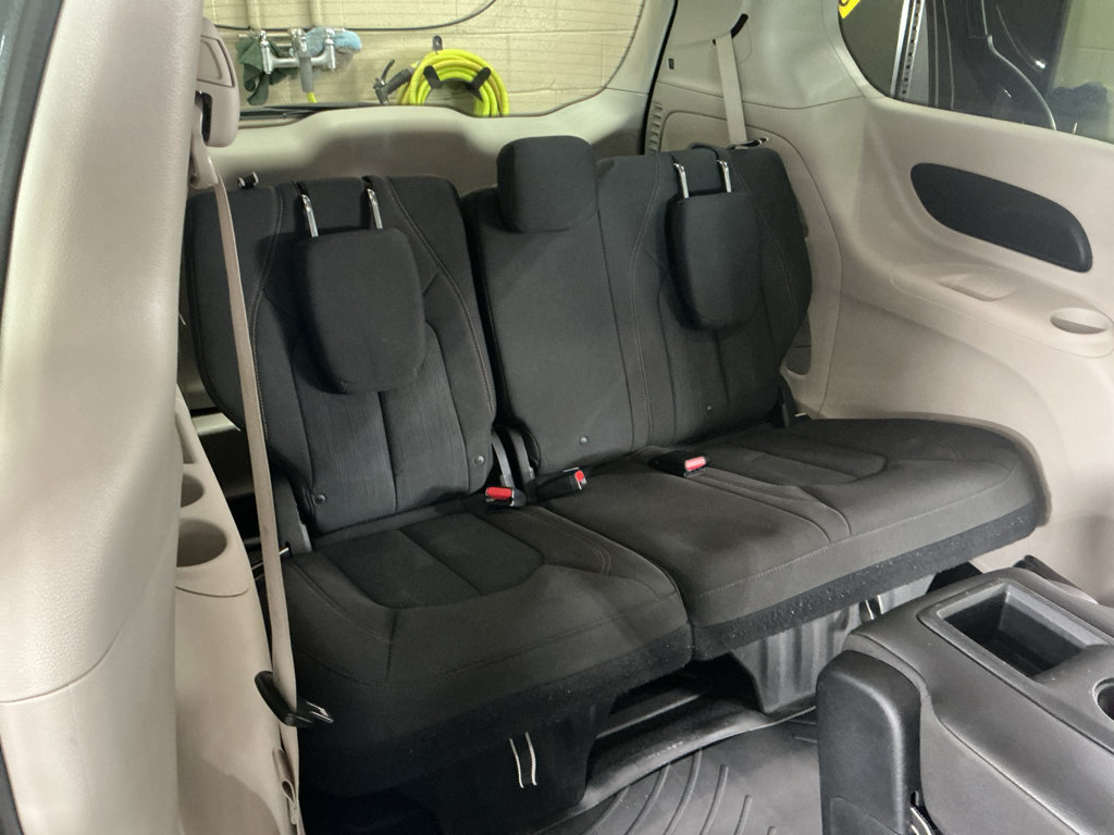 Used 2019 Chrysler Pacifica Touring Plus w/ Tire & Wheel Group FWD image 8