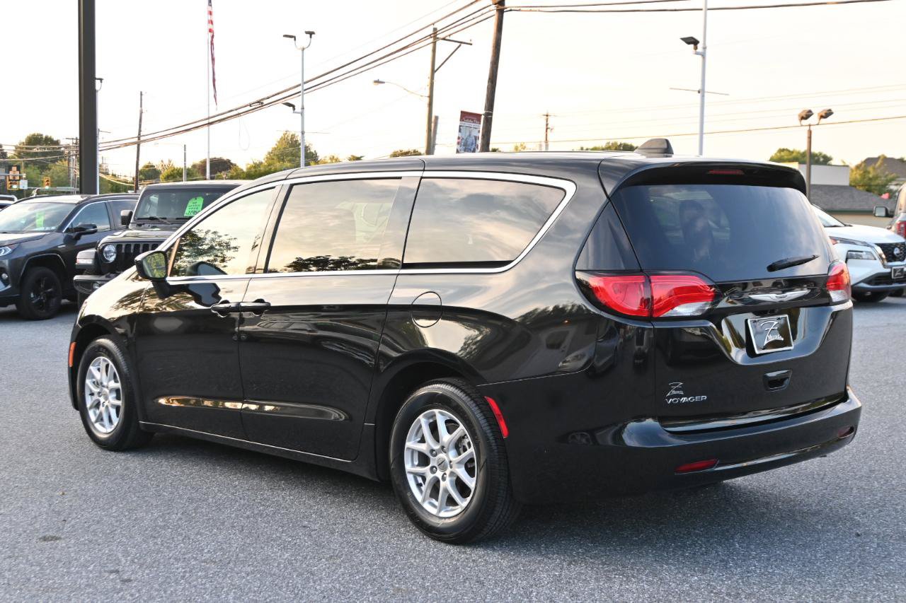 Used 2021 Chrysler Voyager LX FWD image 9
