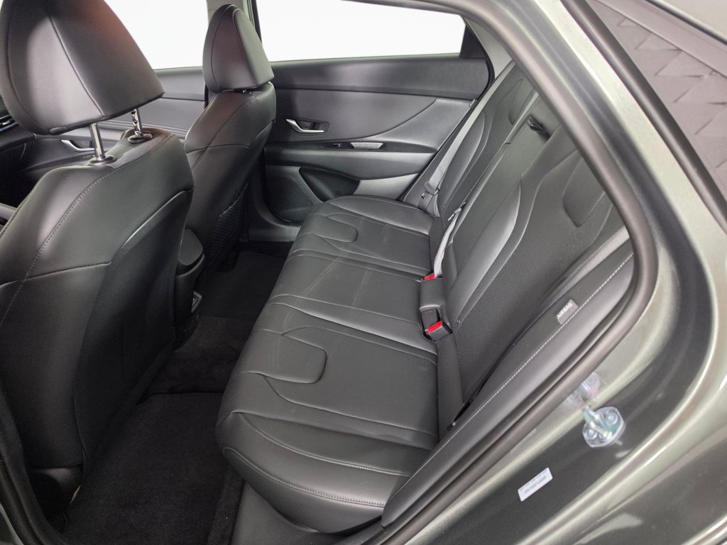 Used 2026 Hyundai Elantra Limited FWD image 32
