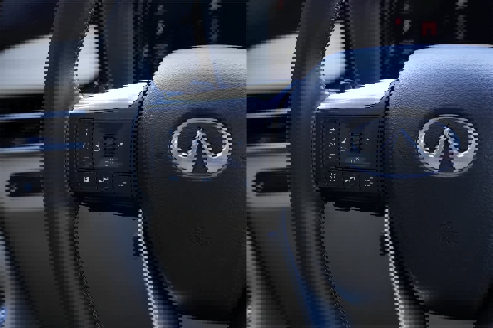 Certified 2025 INFINITI QX60 Sensory image 10