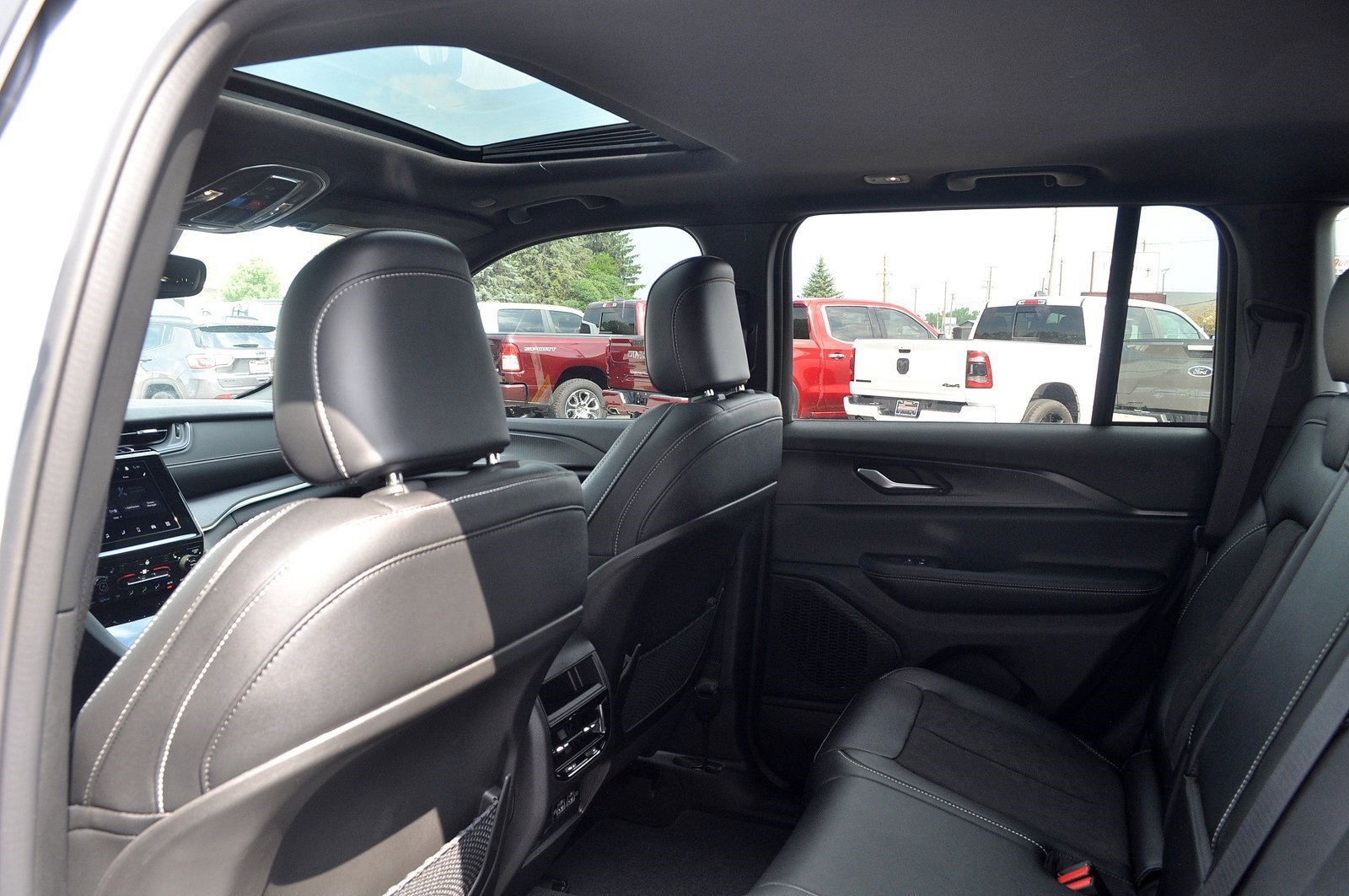 Used 2023 Jeep Grand Cherokee Altitude image 26