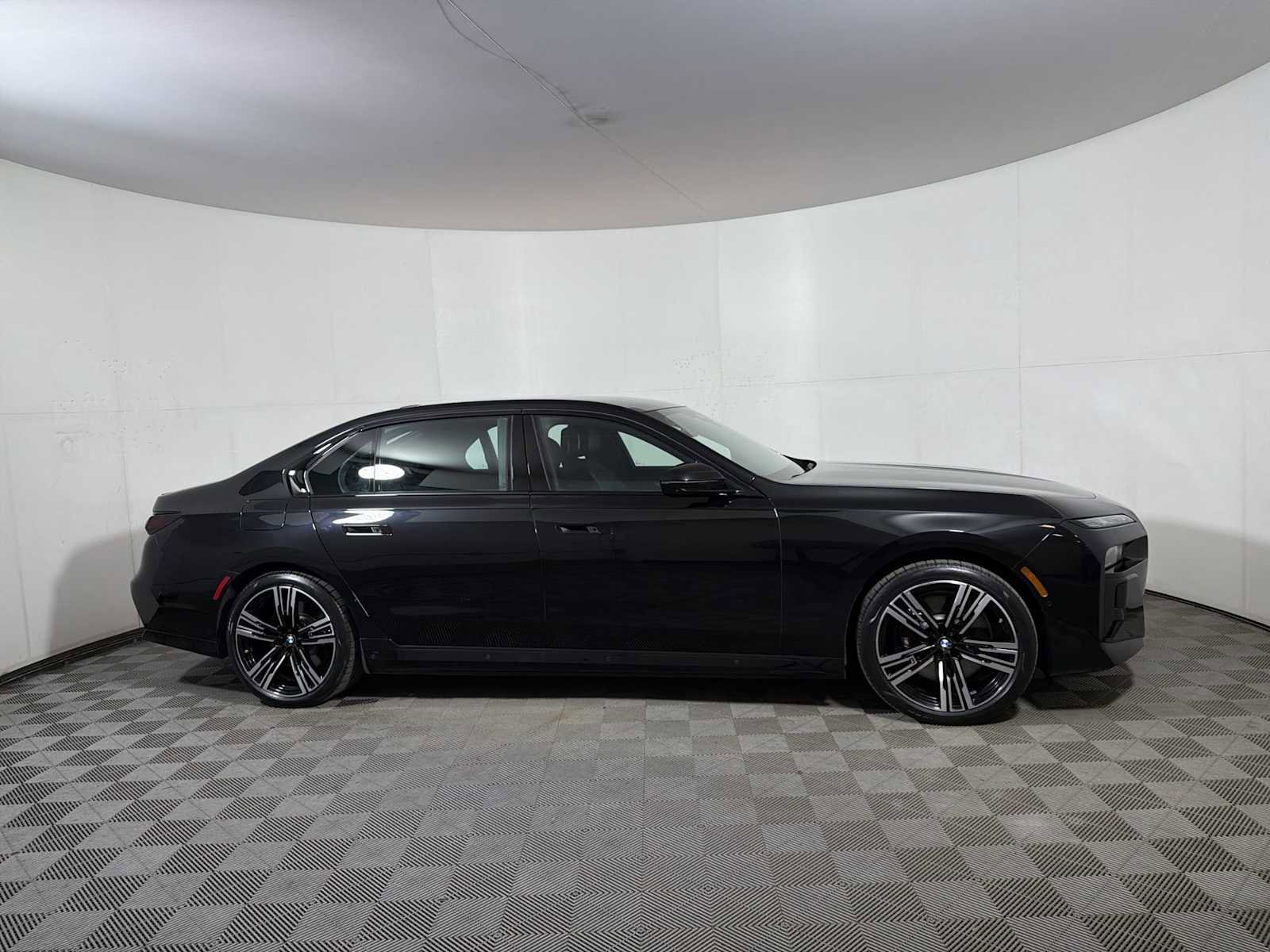 Certified 2023 BMW i7 xDrive60 w/ Executive Package 2 image 7
