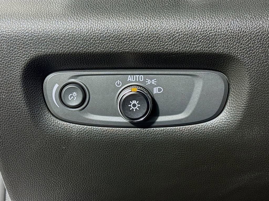 Used 2023 Chevrolet Traverse Premier image 11