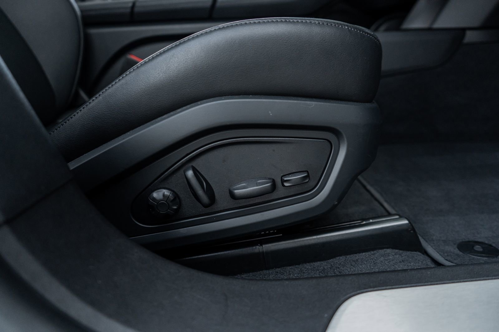 Used 2025 Porsche Taycan image 42