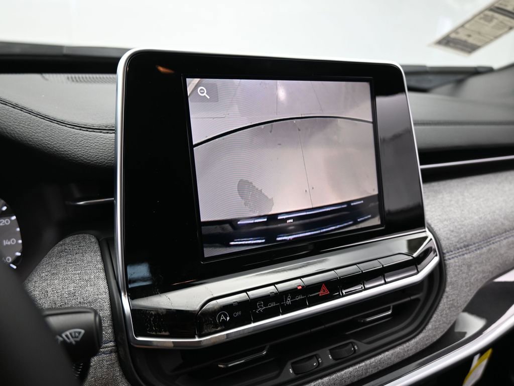 Used 2025 Jeep Compass Latitude image 18