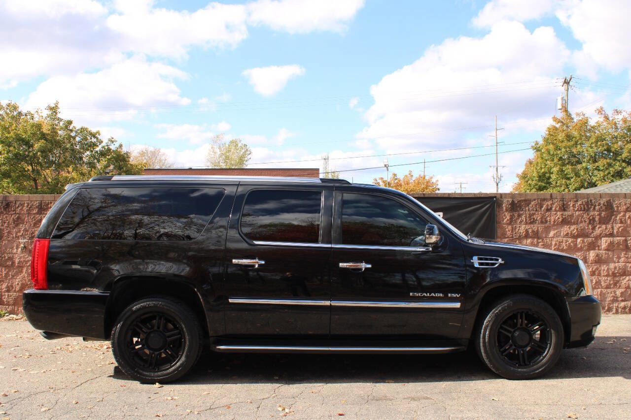 Used 2012 Cadillac Escalade ESV Luxury AWD/4WD image 5