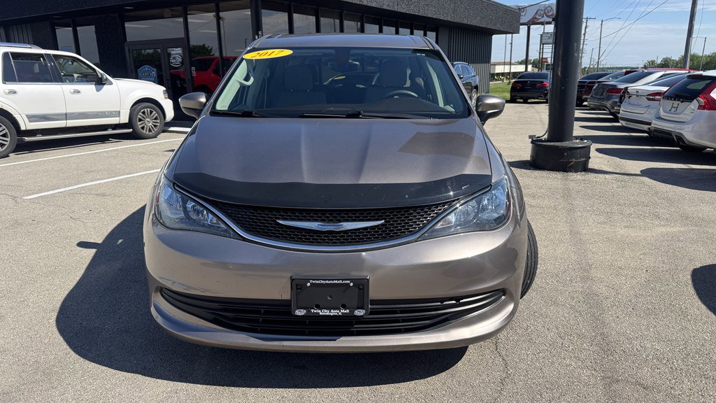 Used 2017 Chrysler Pacifica LX FWD image 4