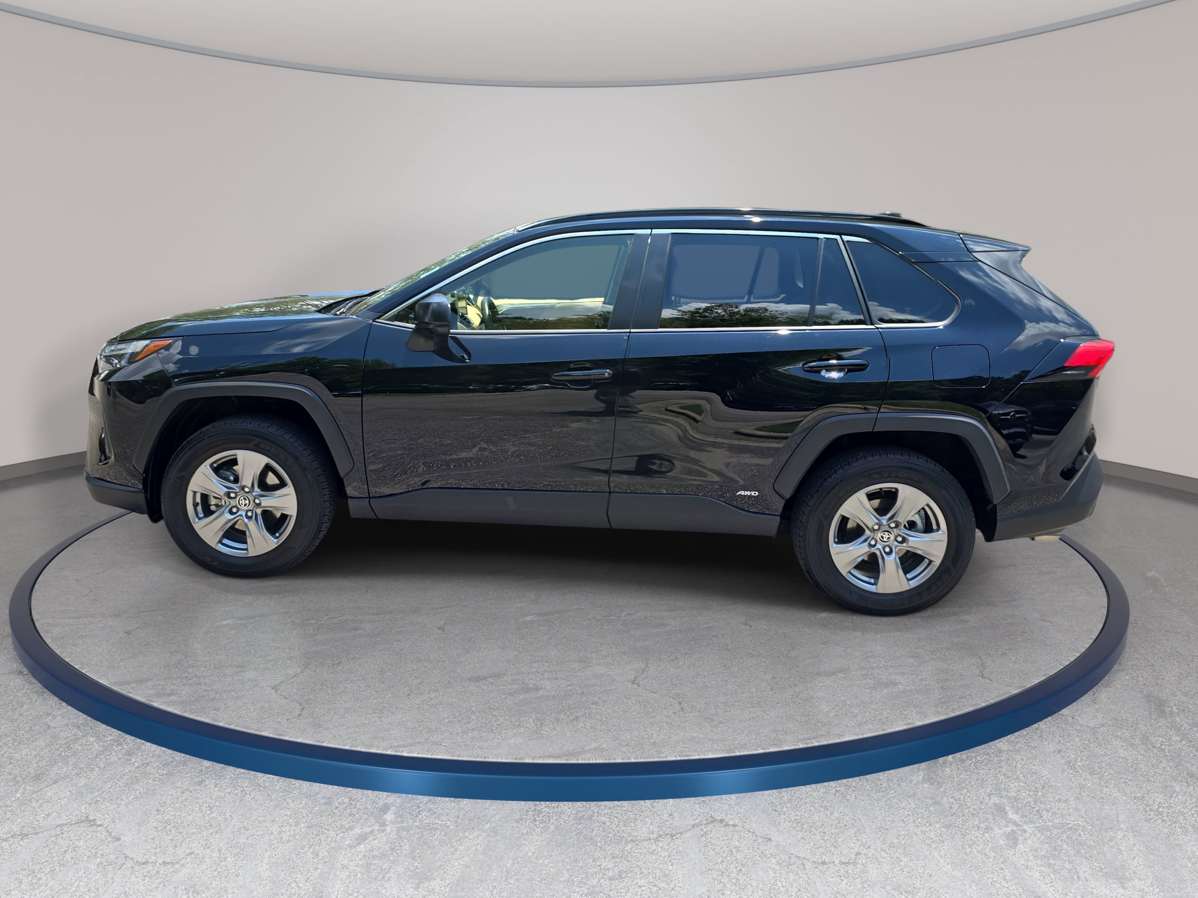 Used 2025 Toyota RAV4 LE AWD/4WD image 8