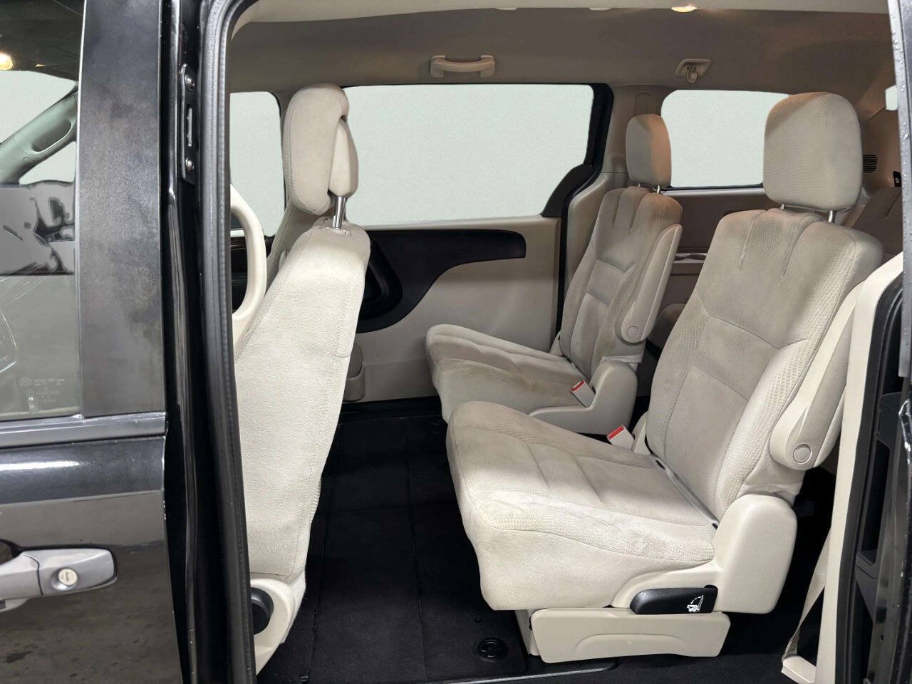 Used 2016 Dodge Grand Caravan American Value Package FWD image 15