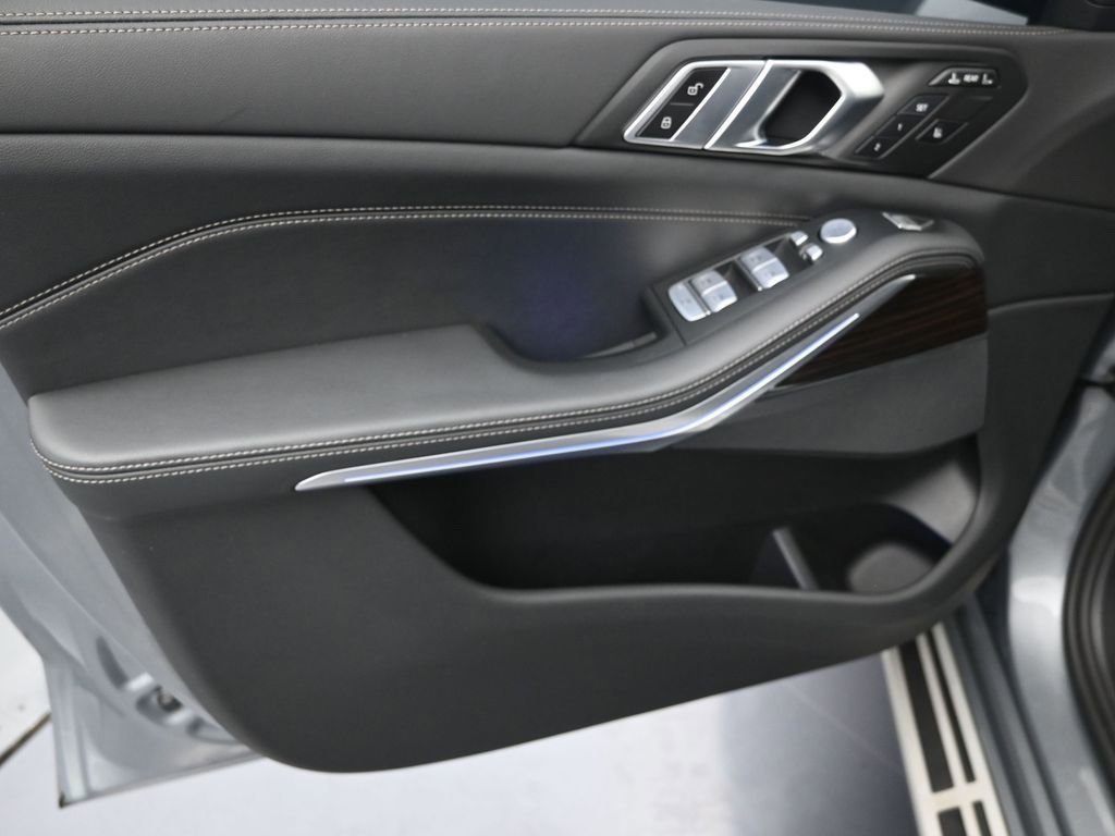 Used 2025 BMW X7 xDrive40i w/ Parking Assistance Package image 12