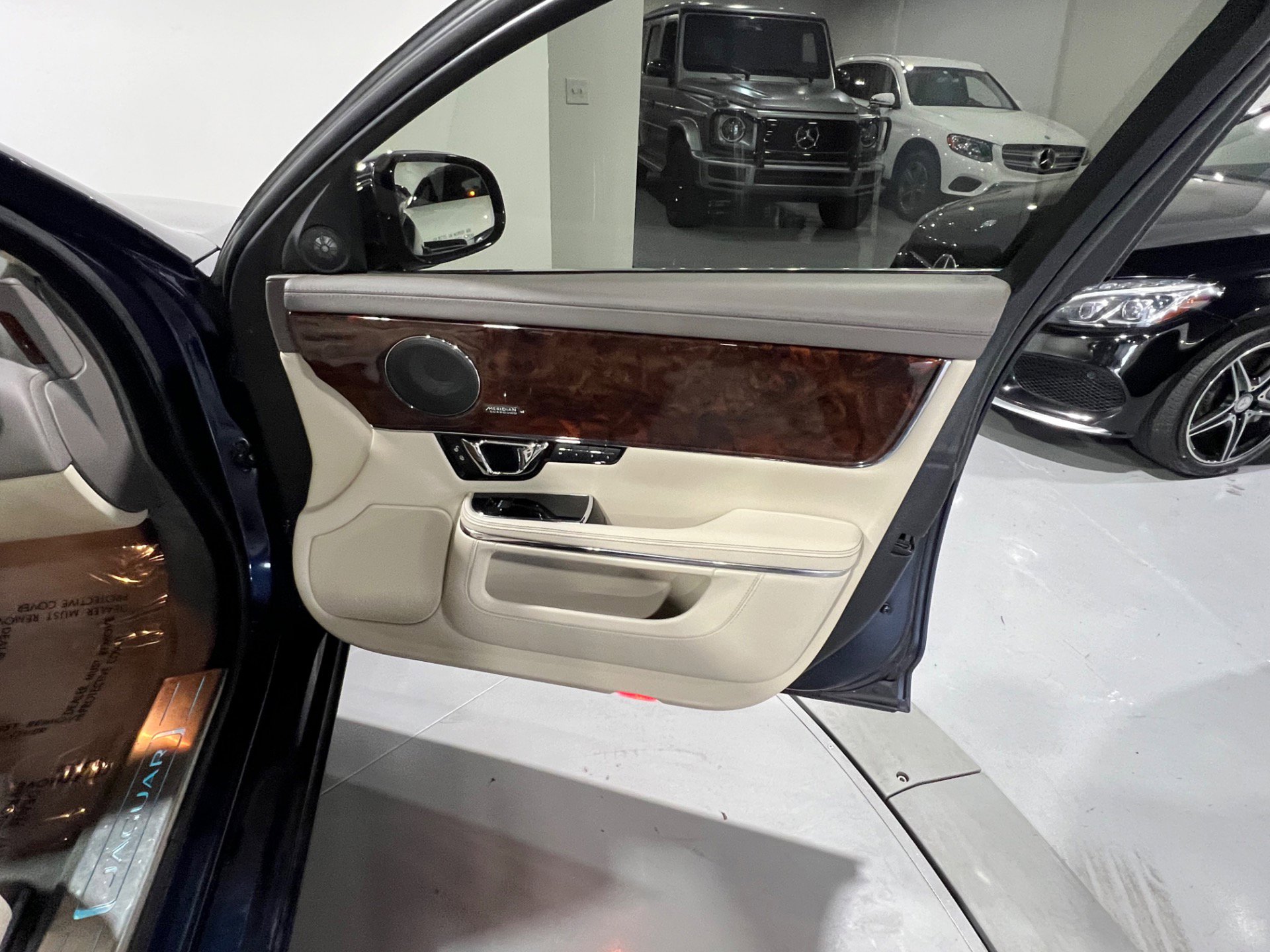 Used 2015 Jaguar XJ L Portfolio RWD image 32