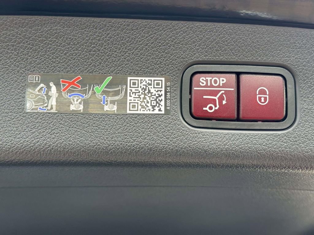 Used 2025 Mercedes-Benz GLC 350e 4MATIC image 9