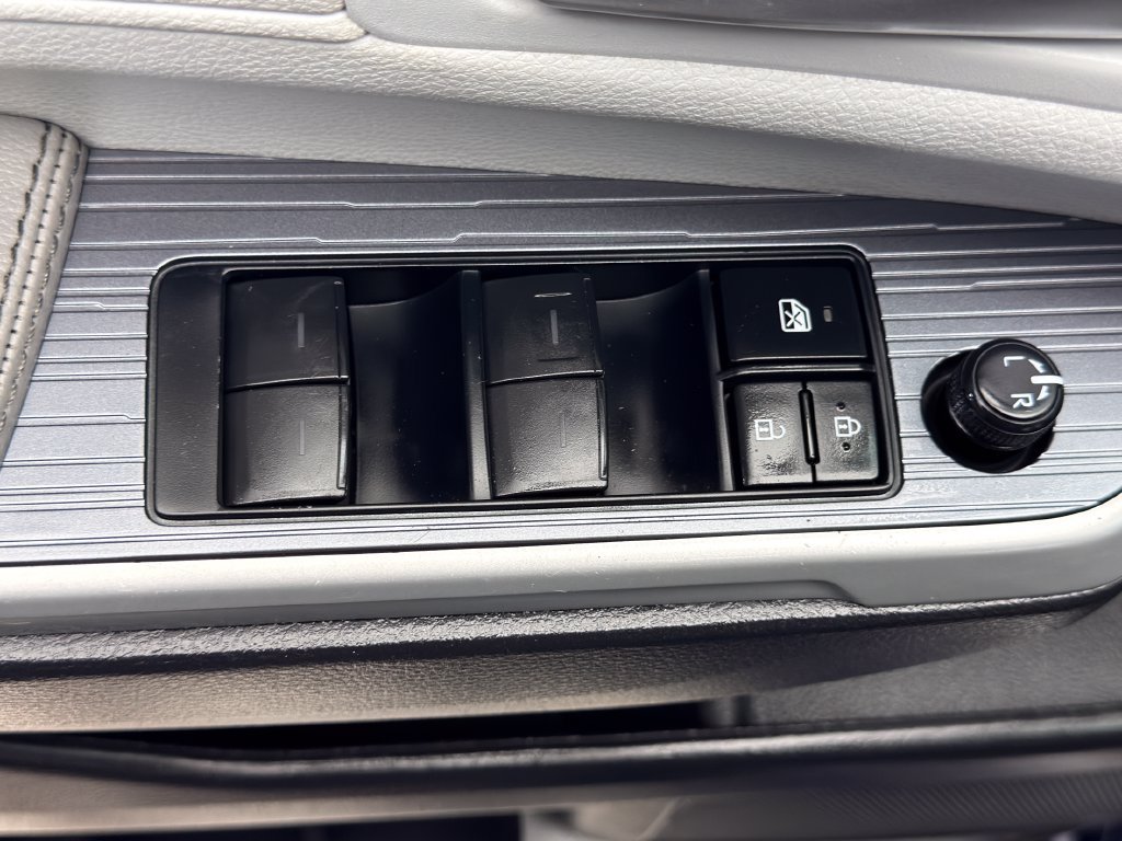 Used 2025 Toyota Sienna XLE w/ XLE Plus Package FWD image 17