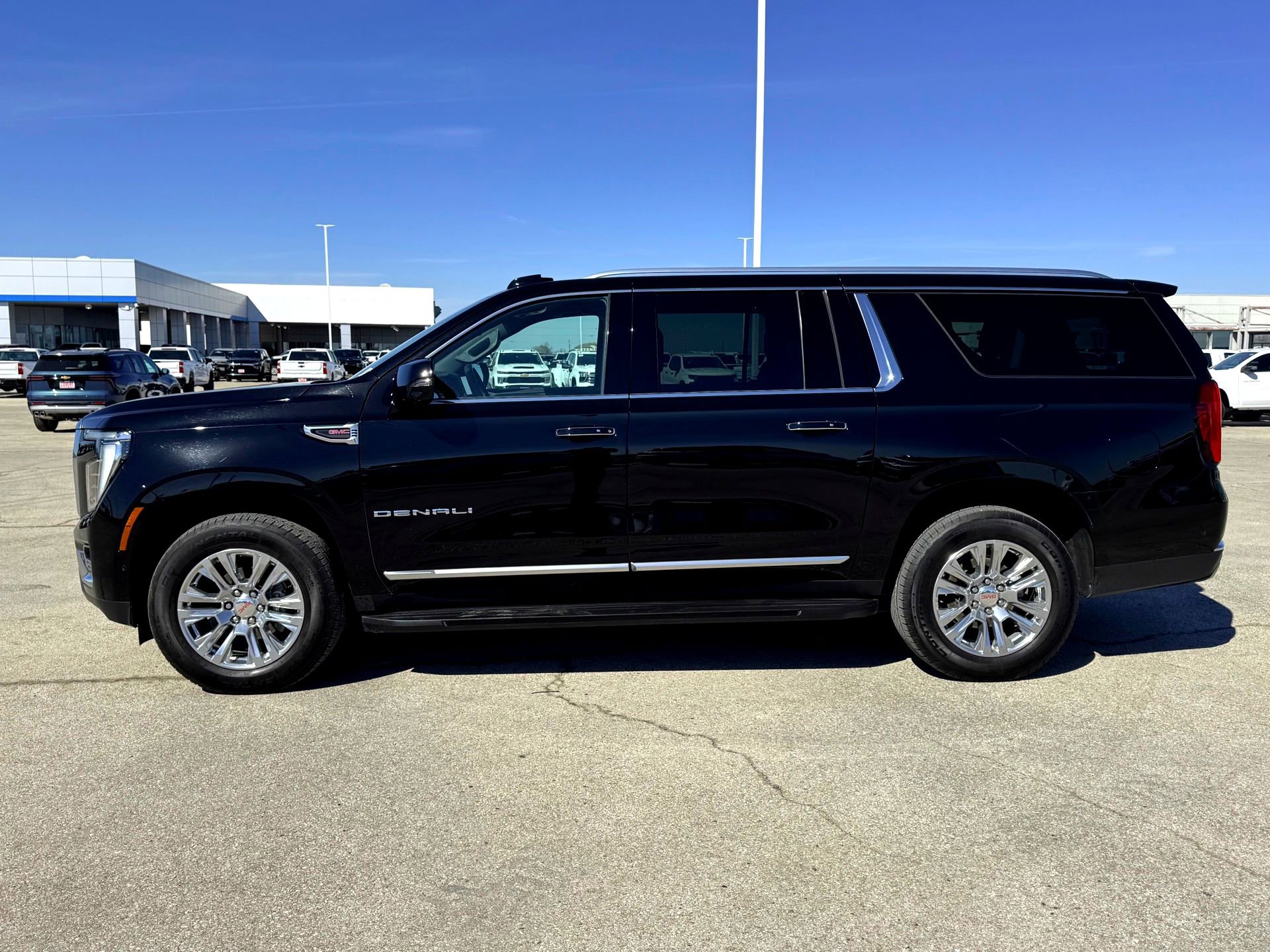 Used 2025 GMC Yukon XL Denali image 10