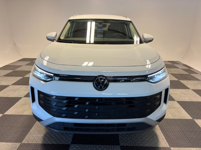 Used 2025 Volkswagen Tiguan SE FWD image 2