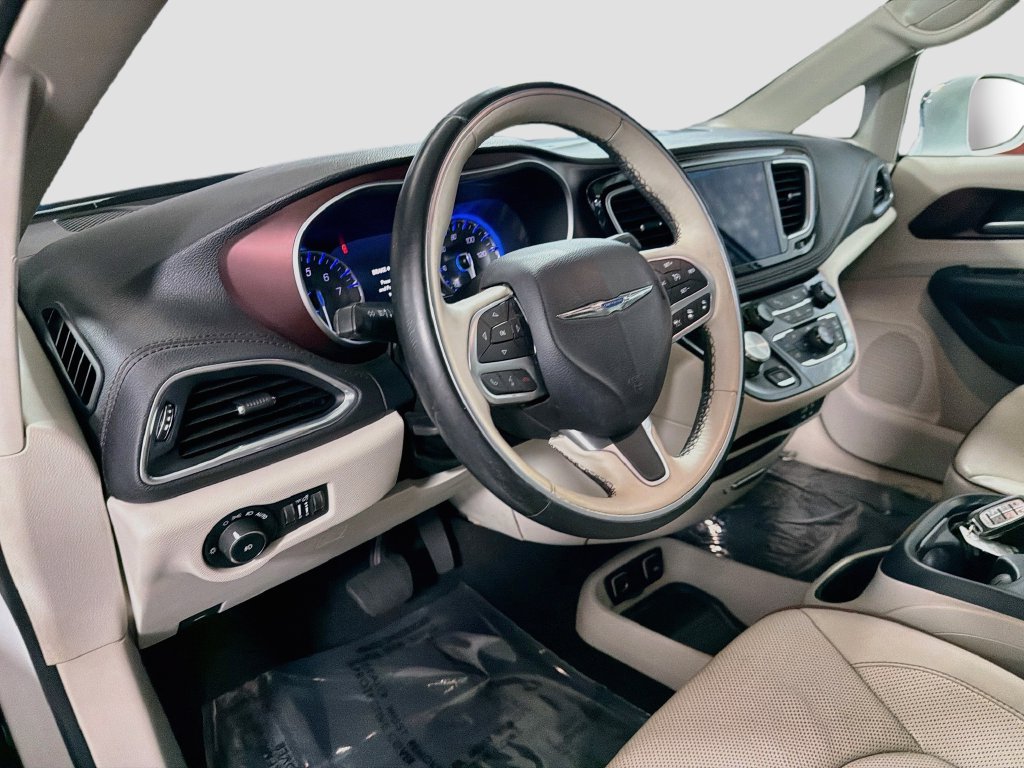 Used 2017 Chrysler Pacifica Limited w/ UConnect Theater Package FWD image 11