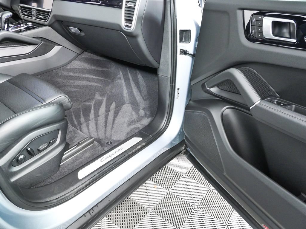 Certified 2022 Porsche Cayenne E-Hybrid AWD/4WD image 25