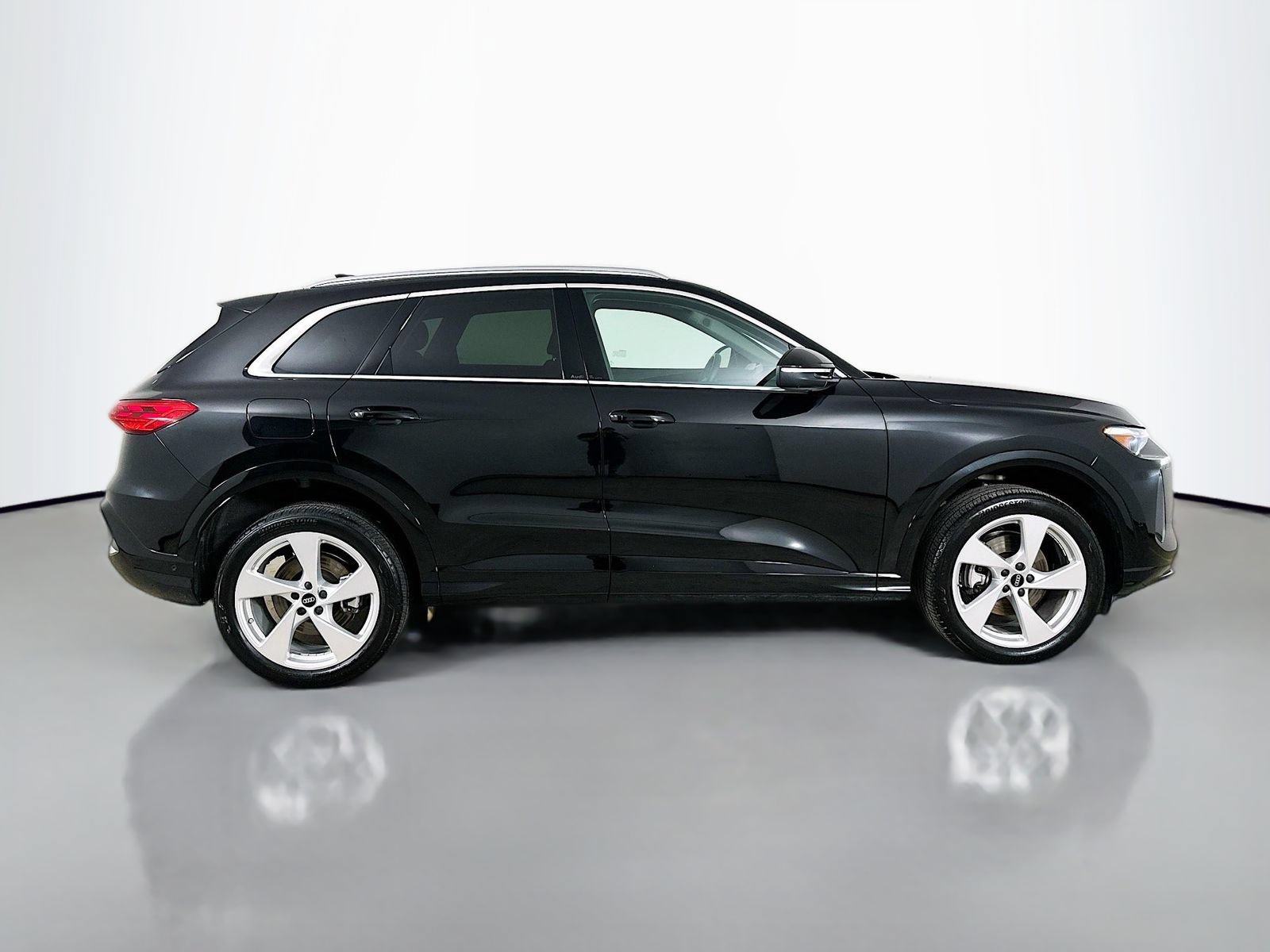 Used 2025 Audi Q5 Premium Plus w/ Premium Plus AWD/4WD image 4